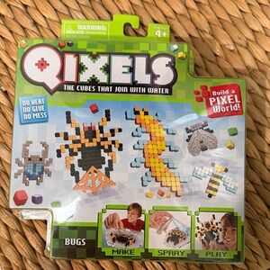 Bugs Builder Set – Creative Pixel Blocks in Green, Black & Orange